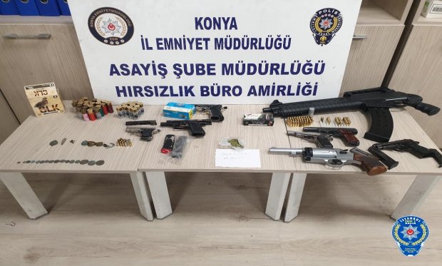 Konya polisinden hırsızlık şüphelilerinin evlerine operasyon! Çok sayıda tabanca ve tarihi eser çıktı…