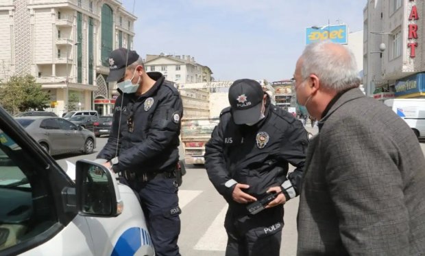 Karantinada olduğunu bankada öğrendi