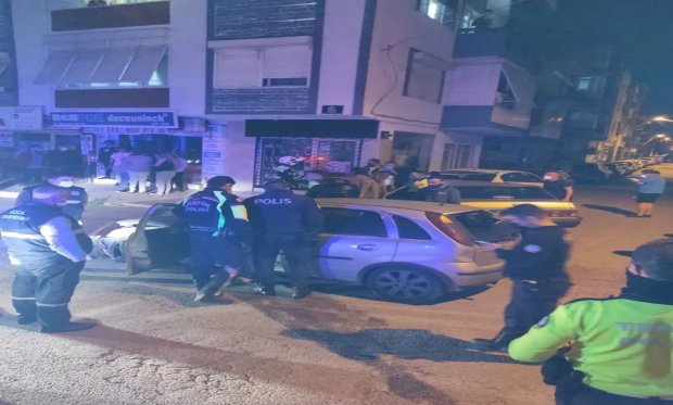 İzmir'de polisten kaçan sürücü kaza yaptı; 3 kişi yaralandı