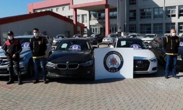 Kaportacı gibi çalışıp takipte olan polis, oto hırsızlık şebekesini çökerti...