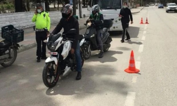 Polis ekipleri, motosiklet sürücülerine de cezai işlem uyguladı