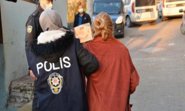 Evin gizli bölmesinde saklanan 2 kadın, polis ekiplerince yakalandı