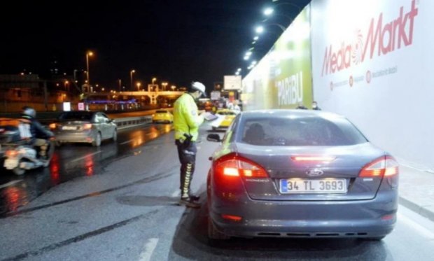 Polis ekipleri, E-5’te sürücülere yönelik uygulama gerçekleştirdi!