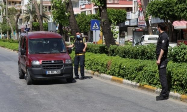 Alanya'da polis ekiplerinden sıkı 'tam kapanma' denetimi