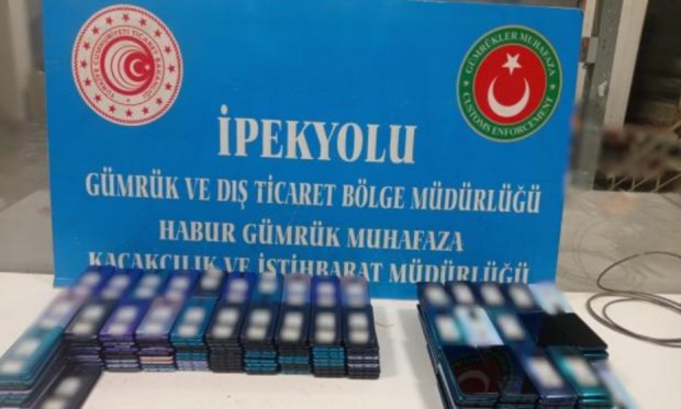 Habur Gümrük Kapısı'nda uyuşturucu madde ve çok sayıda cep telefonu ele geçirildi