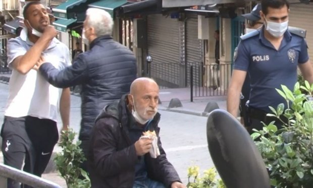 Zabıta seyyar satıcı kavgasında polis araya girdi