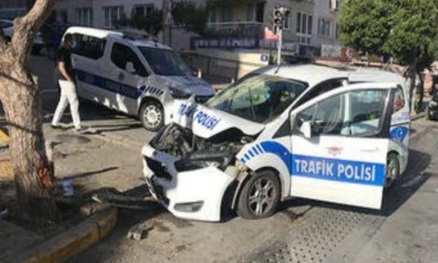 İzmir'de kaza! İki polis yaralandı