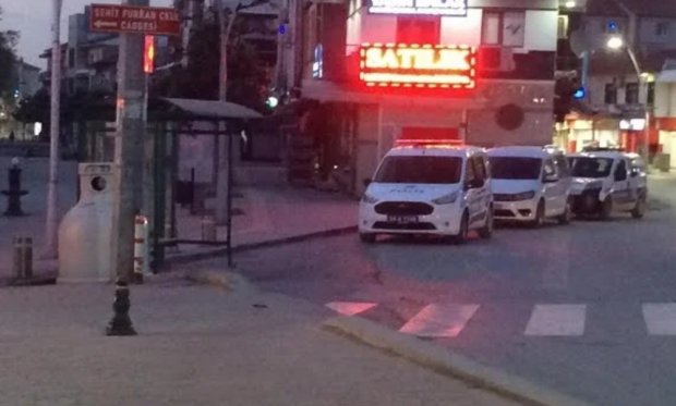 Kapalı olması gereken kahvehanede çay içen 14 kişiye polis baskını