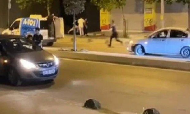 Arnavutköy'de şampiyonluk kutlamalarında polisin üzerine aracını böyle sürdü