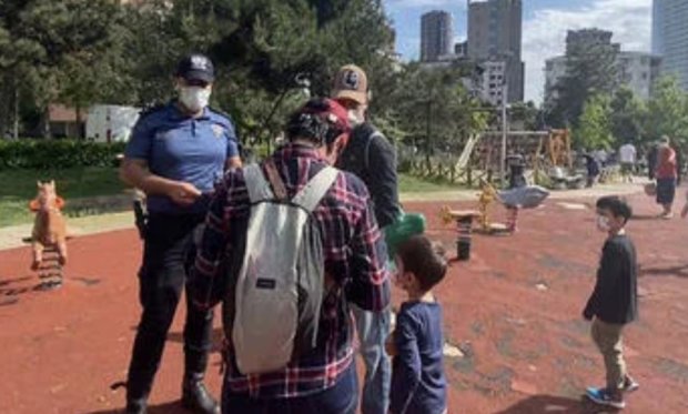 İstanbul Kadıköy'de tam kapanmanın son gününde parka polis baskını!