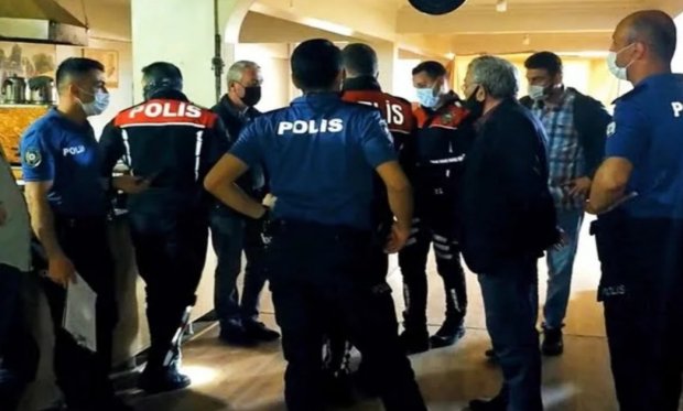 Polisi gören şoke oldu, 17 kişiye ceza