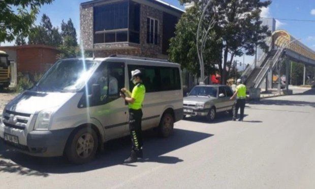 Afyonkarahisar'ın Sandıklı ilçesinde polis ekipleri tarafından denetim...