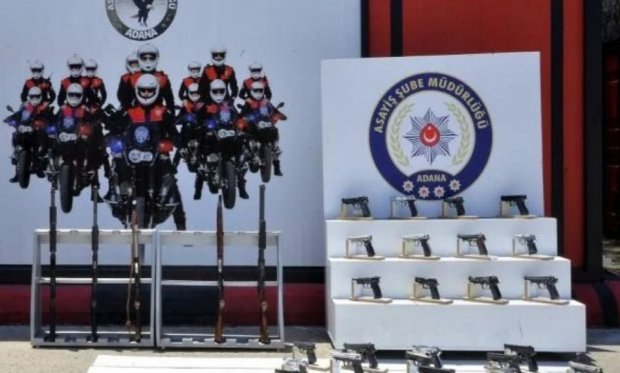 Adana'da polis denetimlerinde ruhsatsız 34 silah ele geçirildi