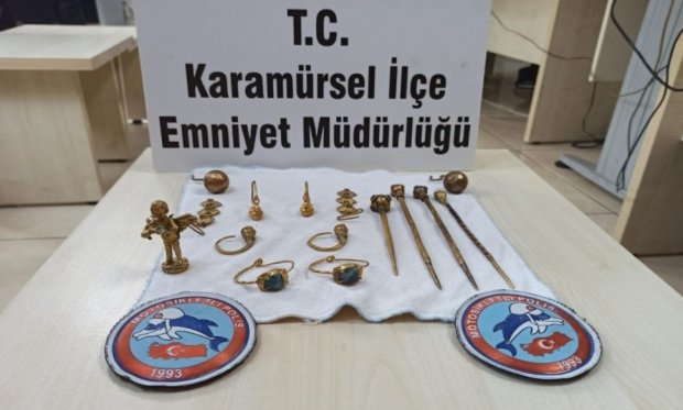 Polis ekiplerinin şüphelendiği araçtan 15 adet tarihi eser çıktı