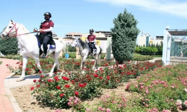 Uşak'ta atlı polislerden Kovid-19 denetimi