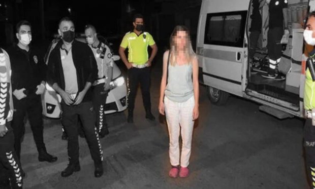 İzmir'de inanılmaz anlar! Otomobilini polislerin üzerine sürdü Ortalığı birbirine kattı...