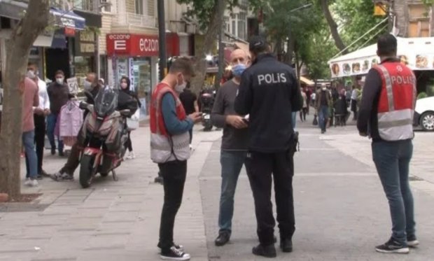 Maltepe'de polis ekiplerinden sürücü ve vatandaşlara denetim