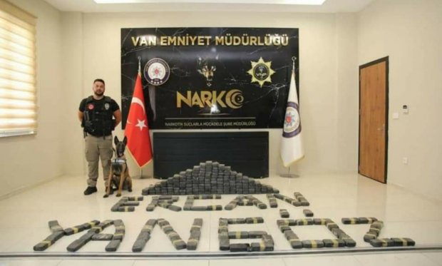 Van'da 128 kilo eroin ele geçiren polis, şehitlerini unutmadı...