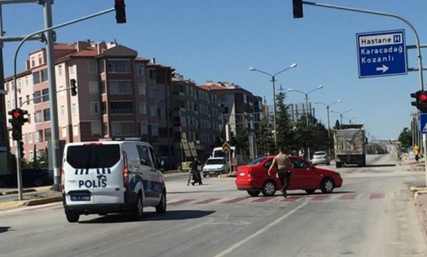 Ters yönde giden sürücü karşıdan polis gelince yakayı ele verdi...