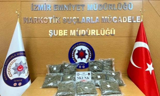 İzmir'de otoyol gişelerinde uyuşturucu operasyonu: 3 gözaltı...