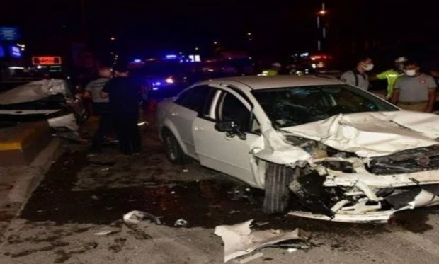 İzmir'de dört aracın karıştığı trafik kazasında 5 kişi yaralandı...