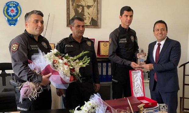 Konya'da avukata saldıran zanlıları yakalayan, kahraman polise barodan teşekkür...