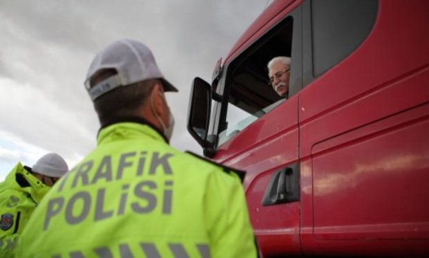 Tokat ve Çorum'da polis ekipleri `zorunlu kış lastiği` uygulaması yaptı...