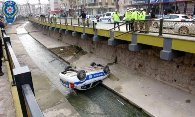 Tokat'ta Trafik polisi aracı direksiyonu kilitlenince dereye düştü...