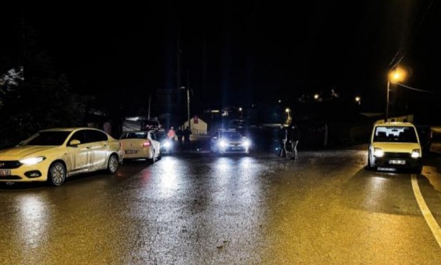 Ankara'da kendisine yardıma gelen polislerin aracını çalıp kaçtı...