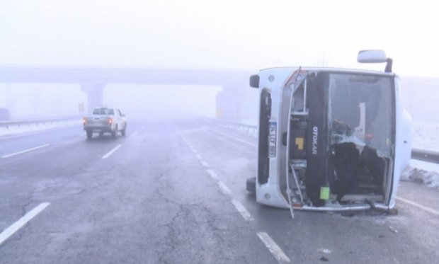 İstanbul'da polisleri taşıyan midibüs devrildi: 14 yaralı...