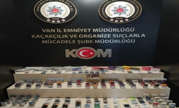 Van'da polis, gümrük kaçağı malzemelere el koydu...