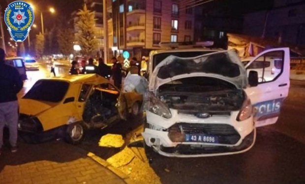 Konya'da polis aracı otomobille çarpıştı!