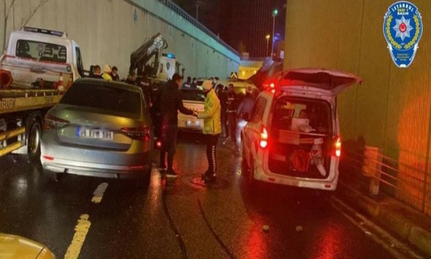 İstanbul’da polisin ‘dur’ ikazına uymadı, 3 polise çarptı...