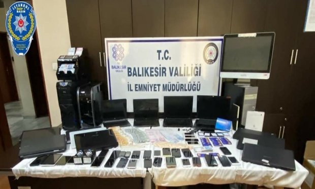 Balıkesir’de 2 bin kişiyi dolandıran çete yakalandı...