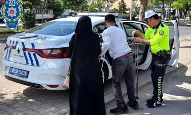 Adıyaman'da trafik polisi, engelli gencin yardımına yetişti...