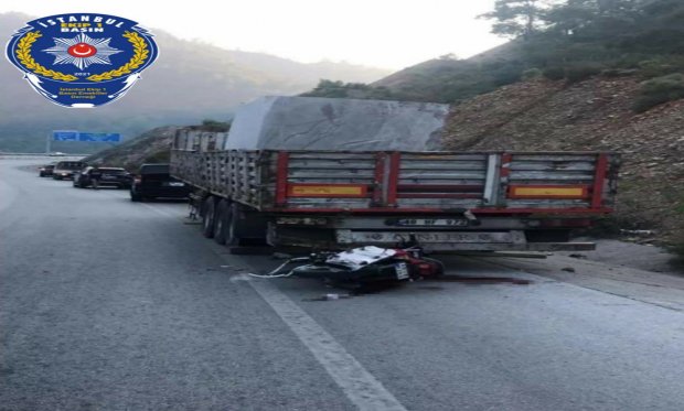 Muğla'nın Fethiye ilçesinde meydana gelen trafik kazasında park halindeki tırın dorsesine çarpan motosiklet sürücüsü hayatını kaybetti...