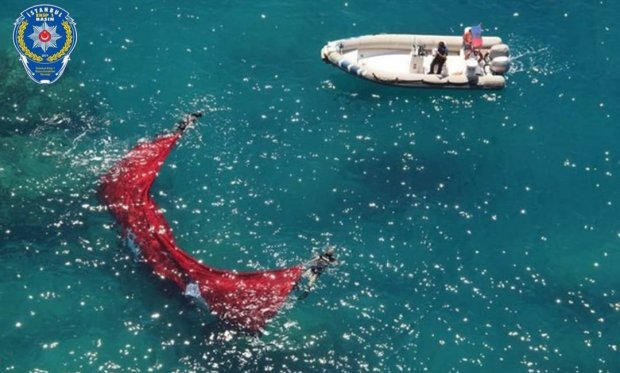 Antalya’da deniz polisinden Türk bayrağı operasyonu!