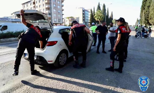 İzmir'de çeşitli suçlardan aranan 718 kişi yakalandı…