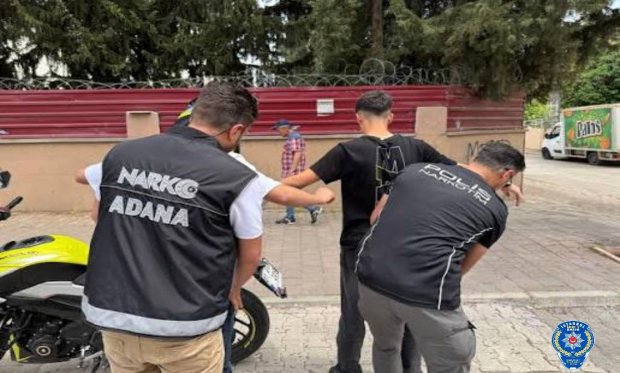 Adana'da Narkotik polisleri okul önlerinde uygulama yaptı….