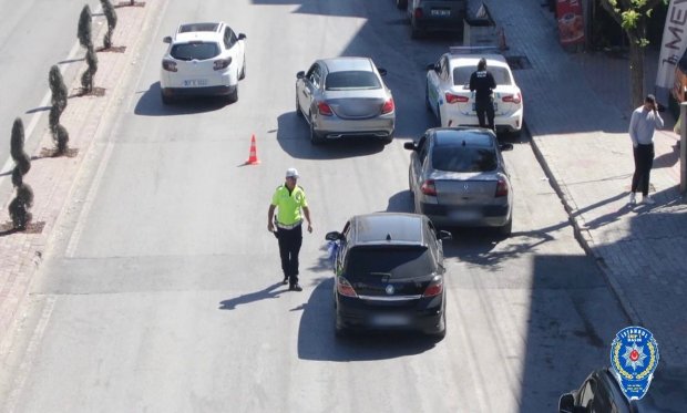 Konya’da eşiyle yer değiştiren ehliyetsiz sürücü droneun gözünden kaçamadı…