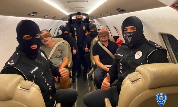 Kırmızı bültenle aranan organize suç örgütü üyeleri Türkiye'ye getirildi…