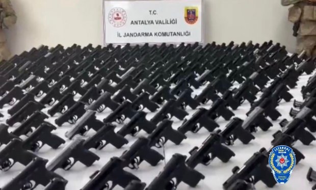 Antalya’da silah ve mühimmat kaçakçılığına yönelik  operasyon: 393 ruhsatsız tabanca ele geçirildi…
