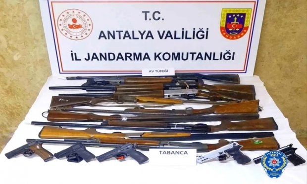 Antalya'da ruhsatsız silah operasyonu: 5 gözaltı…