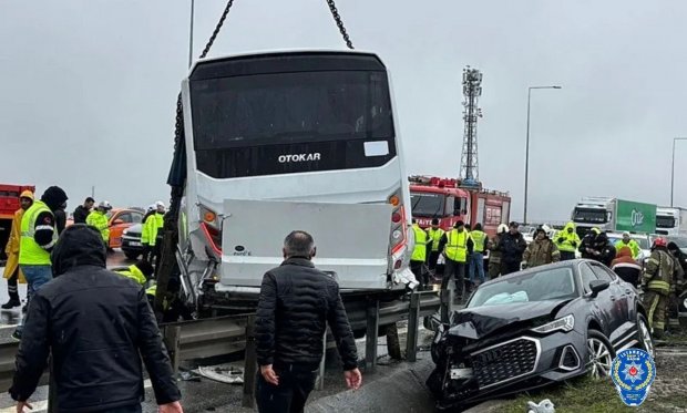 İstanbul’da Polisleri taşıyan servis aracı kaza yaptı: Şehit olduğu söylenen polis memuru hayata geri döndü….