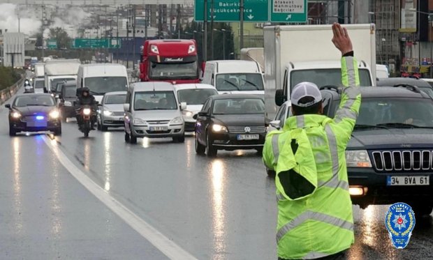 Trafik denetimlerinde, izinsiz "çakar" kullanan 39 sürücüye işlem yapıldı…