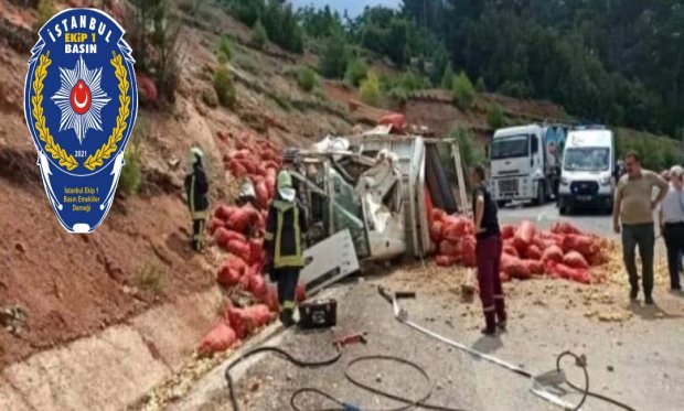 Denizli'de kontrolden çıkan kamyon virajı alamayarak devrildi...