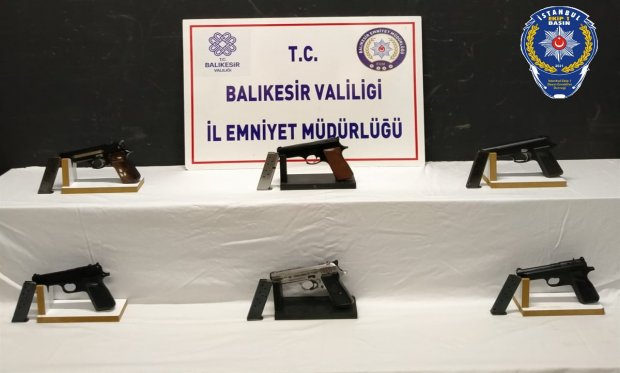 Balıkesir'de yolcu otobüsünden 6 adet ruhsatsız tabanca ele geçirildi...