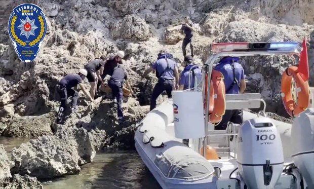 Antalya'da falezlerden düşen kişi, deniz polisince kurtarıldı...