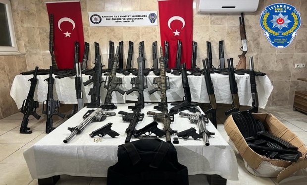 Kocaeli'de durdurulan araçta yasadışı silahlar ele geçirildi...