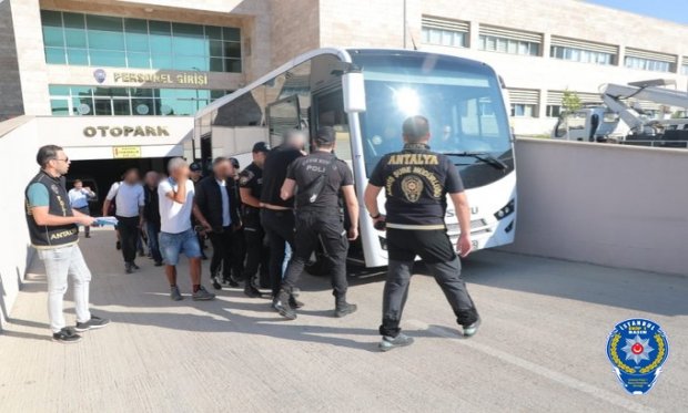 Antalya'da çeşitli suçlardan aranan 60 şüpheli gözaltına alındı...